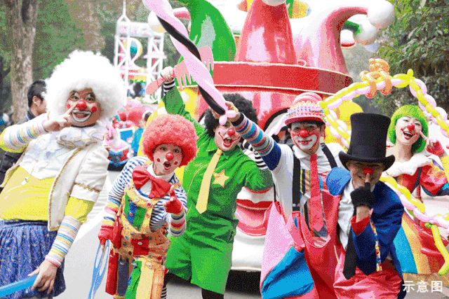 示意图杂技表演又怎么会少了小丑带来的幽默诙谐的闹剧呢?