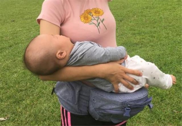 2,姿势过于粗暴日常生活中经常能看见有宝爸夹抱孩子,要不然就是无从