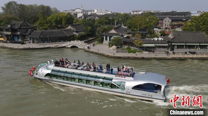 江苏扬州古运河水上旅游观光"穿梭巴士"首航