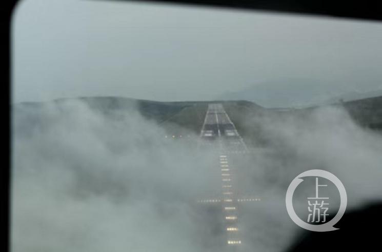 攀枝花机场跑道被低云覆盖时的情景。/公众号“派个上上签”