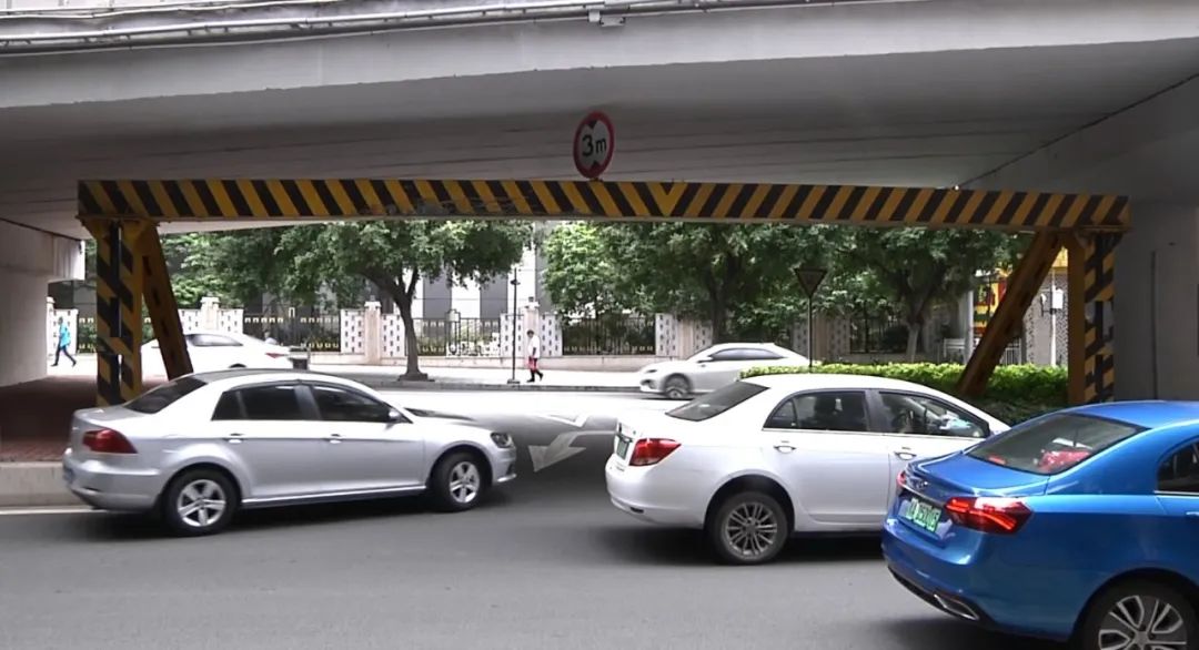 在麓湖路口东濠涌高架桥底,有一个掉头位置,虽然设置了限高标识牌