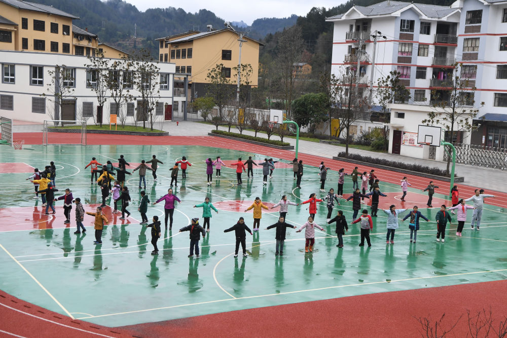 重庆市石柱土家族自治县中益乡小学的同学们在老师的带领下练习摆手舞