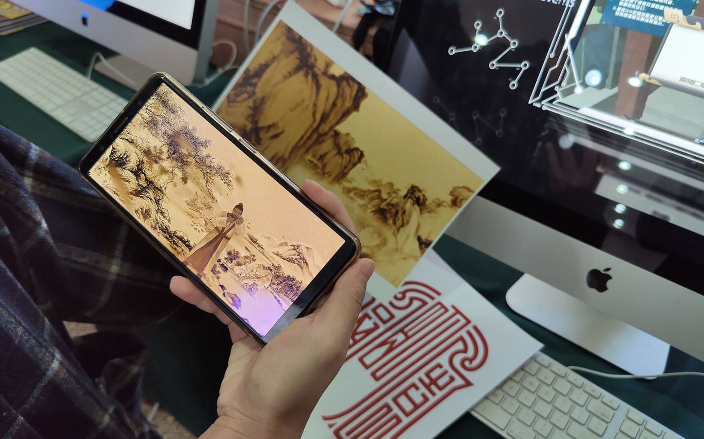 北京交通大学设计的圆明园古迹数字复原AR交互游戏。摄影/新京报记者 浦峰