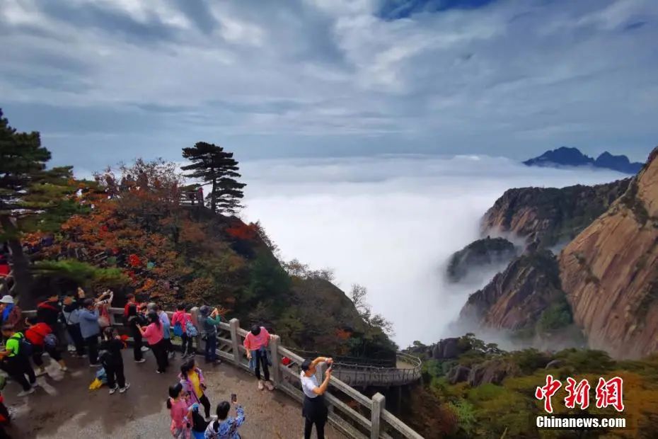 游客在欣赏黄山美景。王青华 摄