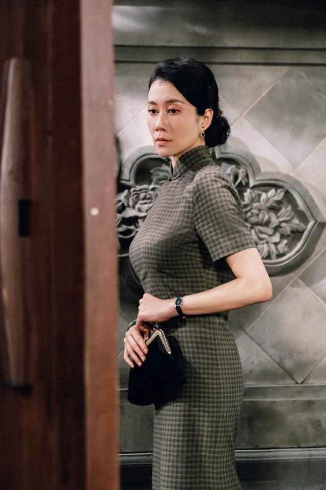 《演员》温峥嵘值得s卡,穿旗袍优雅又大气,42岁状态演技双在线