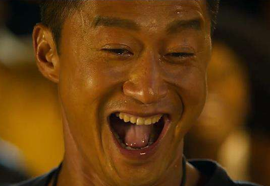 《战狼》:吴京跟别人比赛喝酒,为何要用手托别人酒杯,原因在这