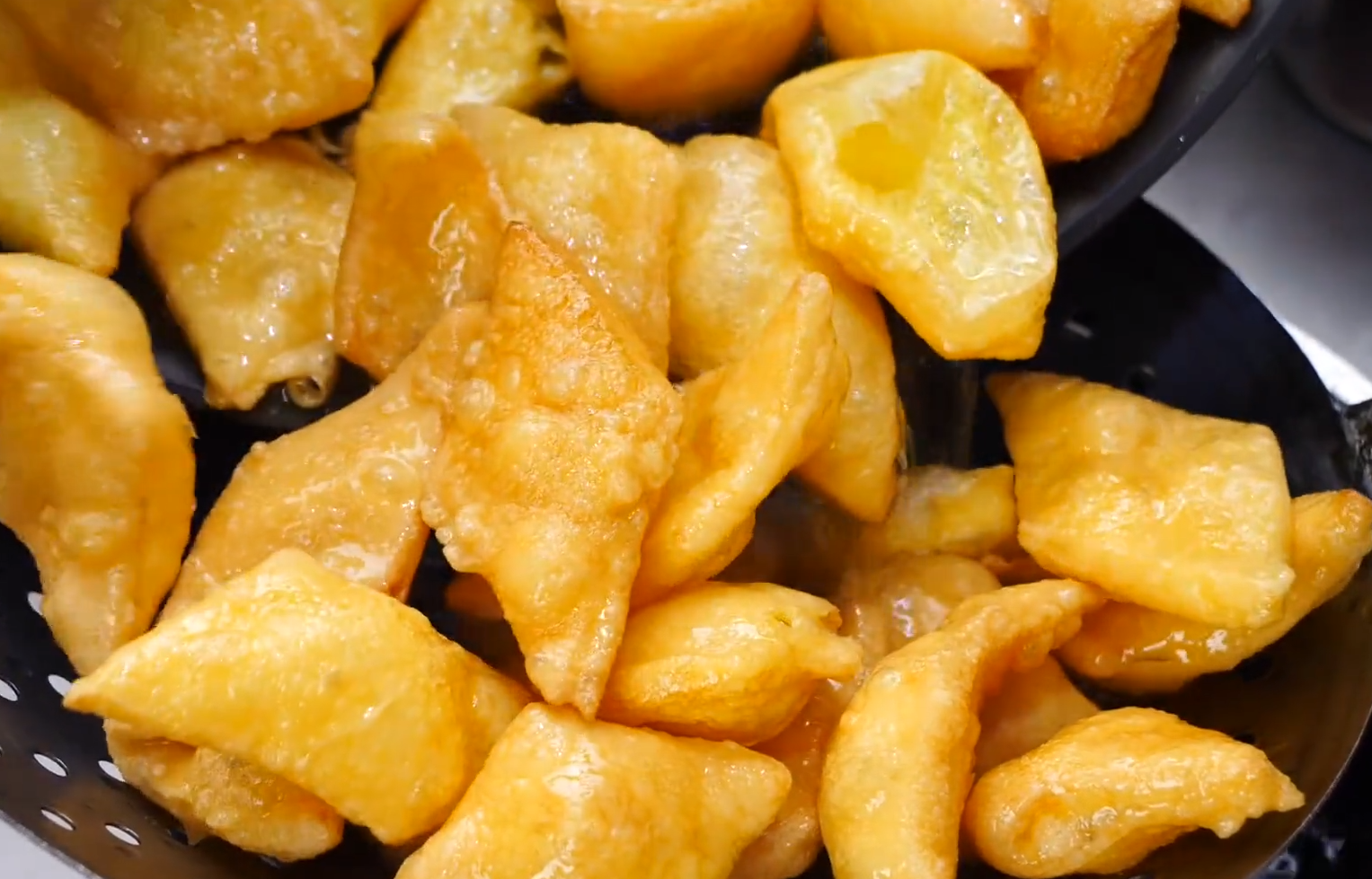 鸡蛋不要只会炒着吃了,教你个神奇做法,往锅一倒,个个鼓大泡|蛋皮