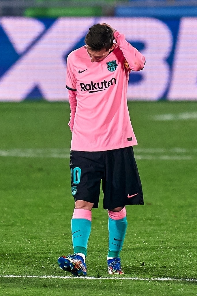 梅西罕见持续低迷,低头叉腰一幕再次上演!