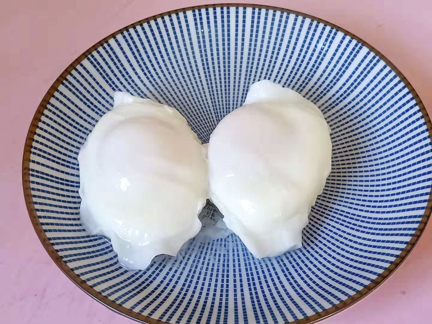 水煮荷包蛋时,水开下锅还是冷水下锅?都错了,这样做滑嫩又完整