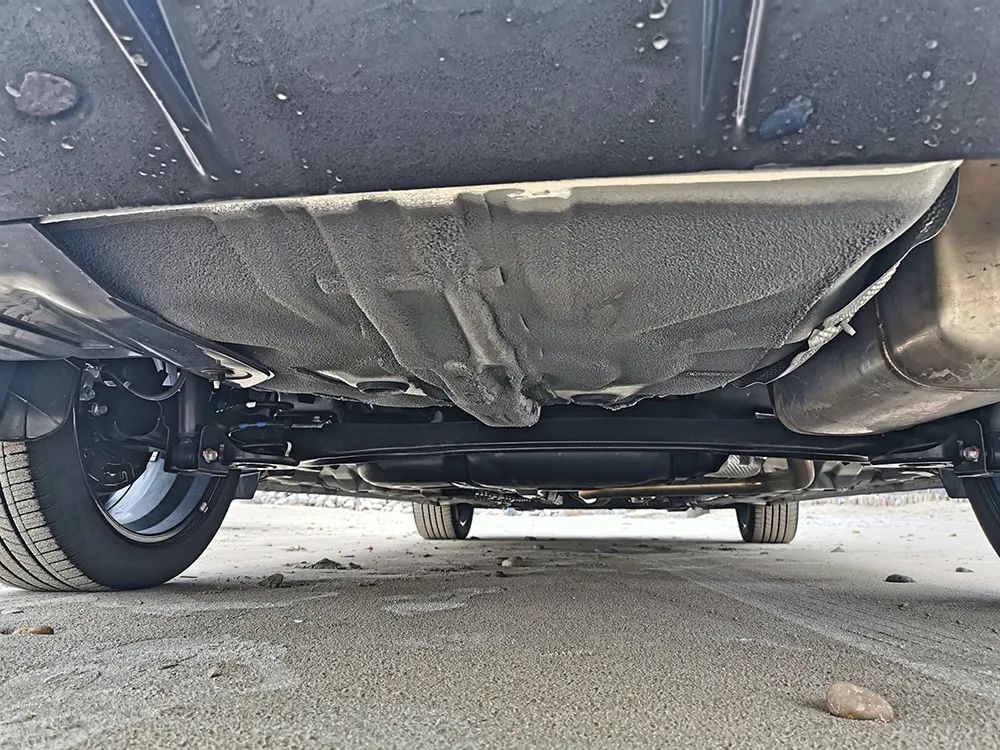 我们看看伊兰特裙底的底盘构造,能发现底盘的做工还是比较规整,扎实.