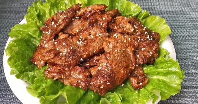 原来香煎牛肉嫩如豆腐有诀窍,擀面杖锤一锤,外焦里嫩不输烧烤店