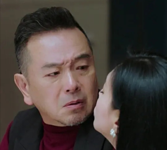 张晨光的现任妻子叫谢美惠,圈外人,和丈夫张晨光年纪相仿,目前二人都