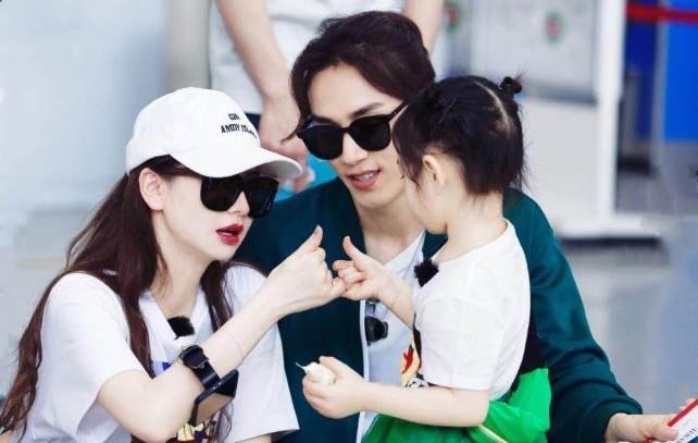 暖心女儿看到爸爸输液心疼抱着爸爸哭网友贴心小棉袄