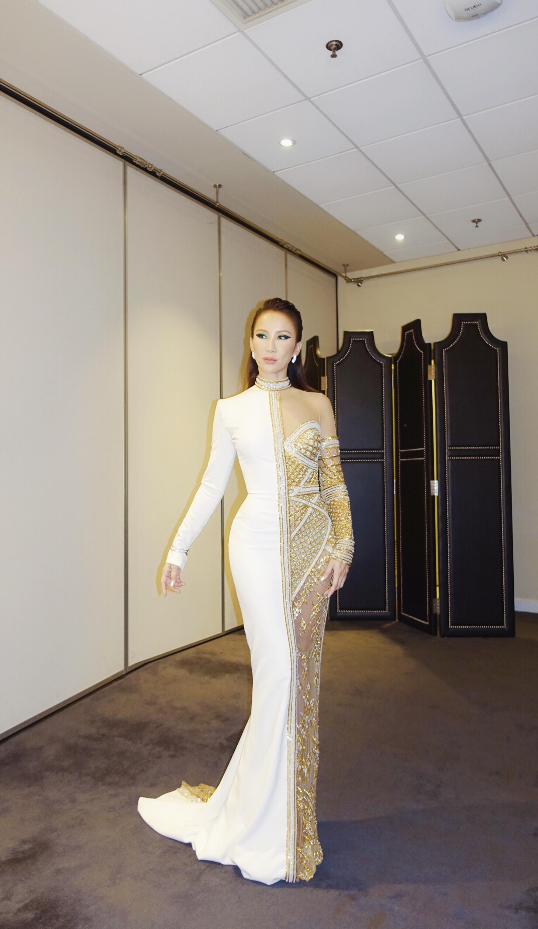 歌后李玟发文在上海隔离中秀健身照45岁魔鬼身材上热搜