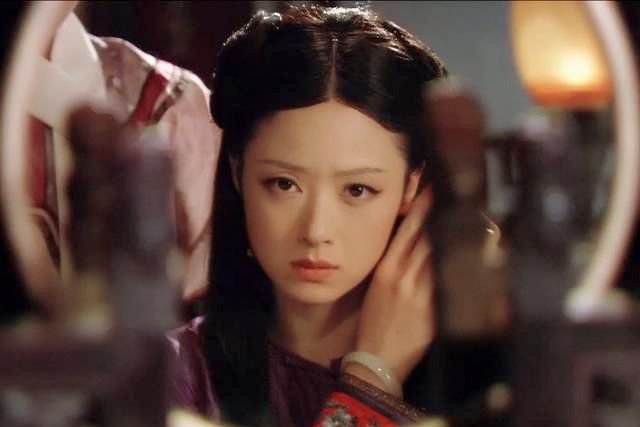 古装美人照镜子盘点,佟丽娅好似镜中仙,迪丽热巴不愧是盛世美颜