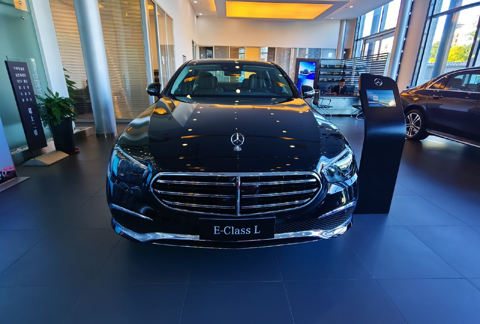 新款奔驰e级,外观比宝马5系帅气,落地45万,车内噪音接近零