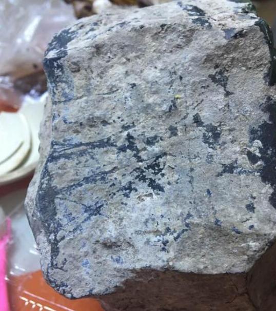 遛弯时偶然捡到的,我觉得是绿松石,这么大个头的可值钱了