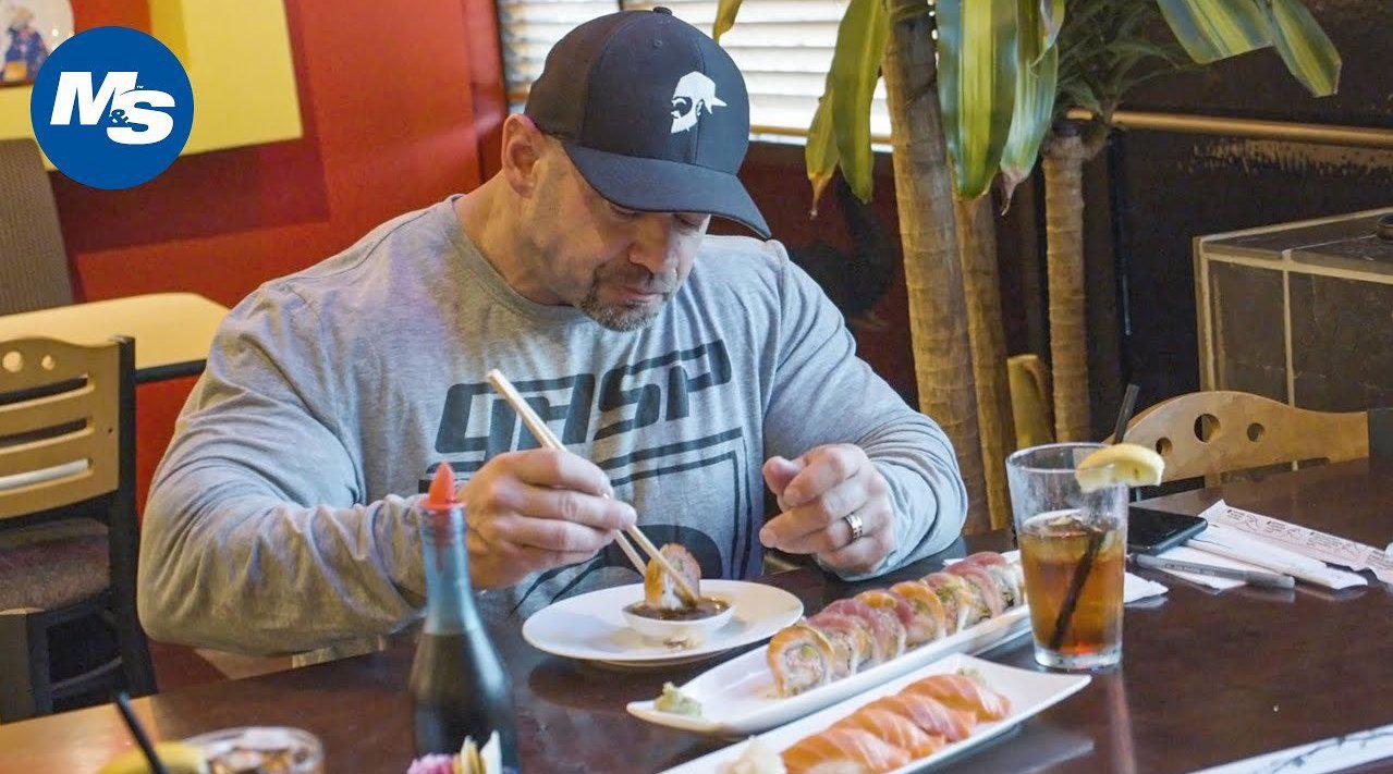 健美运动员做完力量训练后去餐厅这样吃饭!