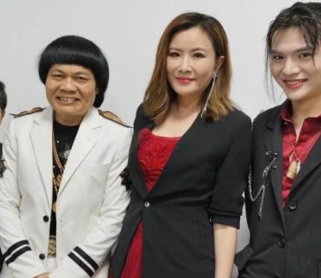 "最丑港星"八两金近照曝光,25岁儿子罕现身,唇红齿白似女生