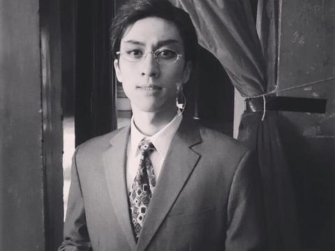 娱乐圈再传噩耗!28岁男星跳楼自杀,亲姐崩溃大哭凌晨发文悼念