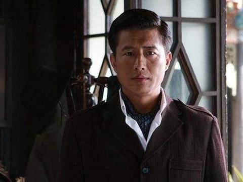 抛下旧妻江珊,二婚娶小16岁富商女,如今还因娇妻身材火辣吸睛