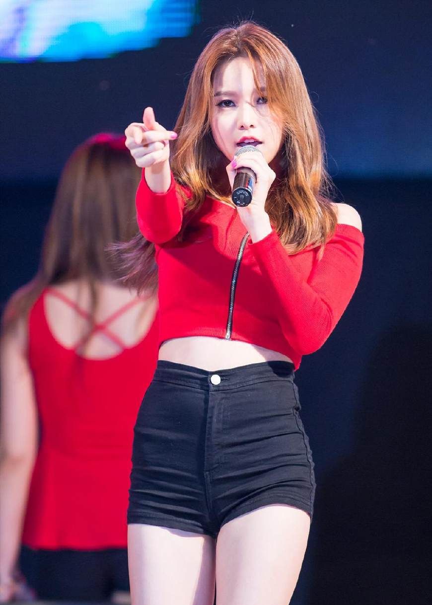 而曹璐则和宋茜一样,是练习生出道,曾是韩国女子组合fiestar的成员.