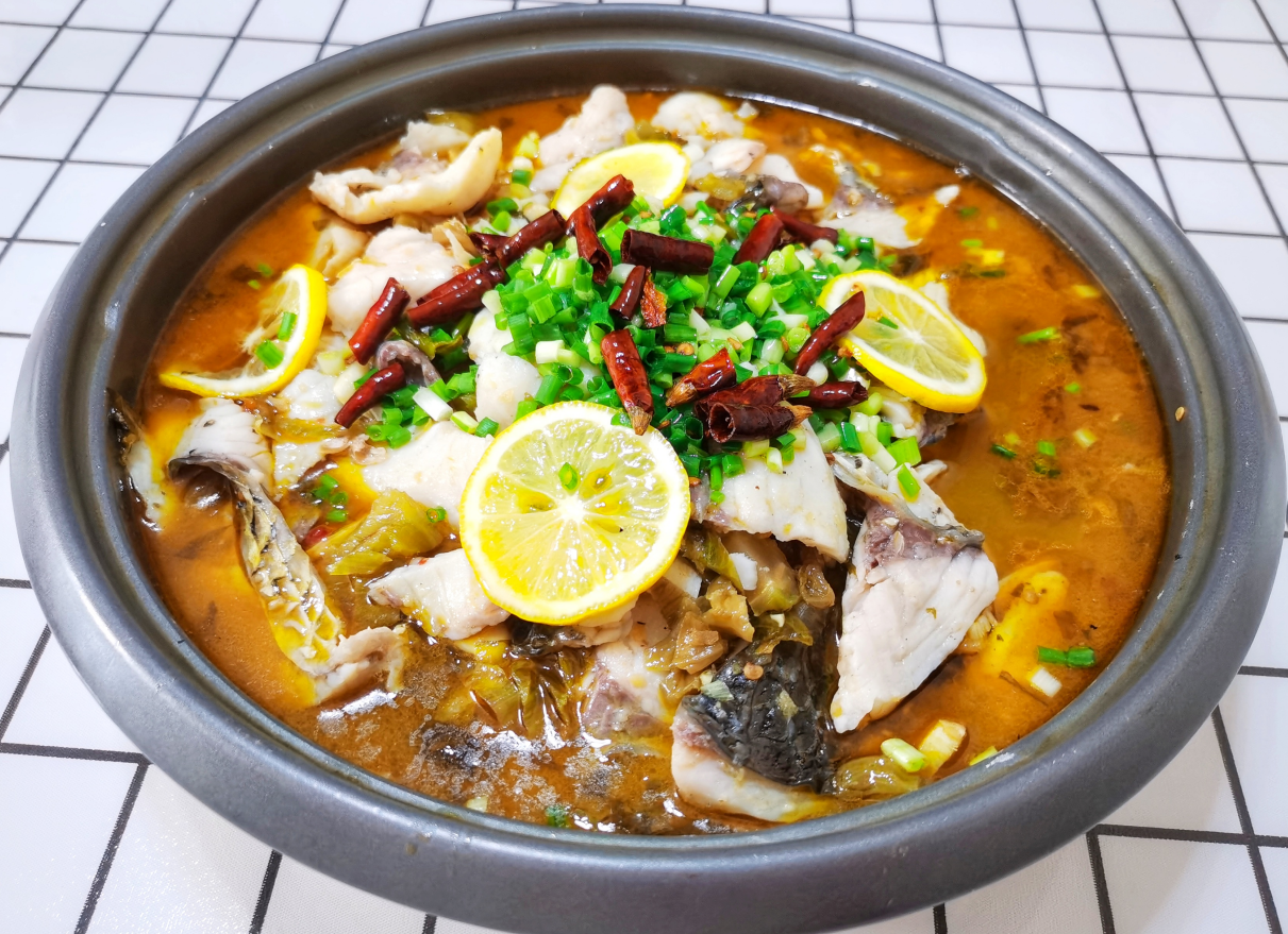 柠檬酸菜鱼——鱼肉爽滑鲜嫩,酸中带辣,酸菜酸劲十足,口感爽脆