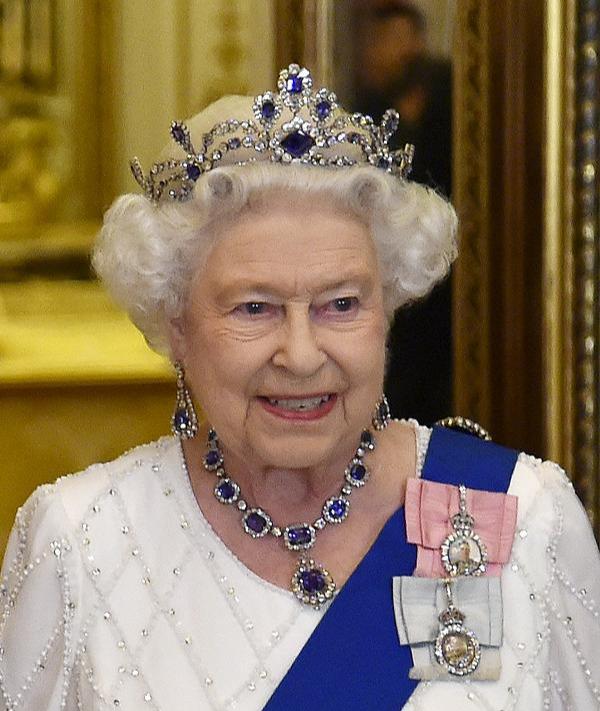 英女王最新官方肖像照出炉蓝宝石皇冠有深意皮肤比卡米拉都嫩