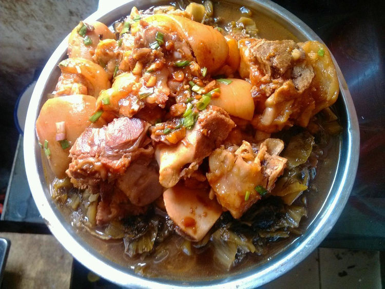 猪蹄对于女性美容养颜丰胸,酸菜炖猪脚,猪蹄软烂酸菜脆爽