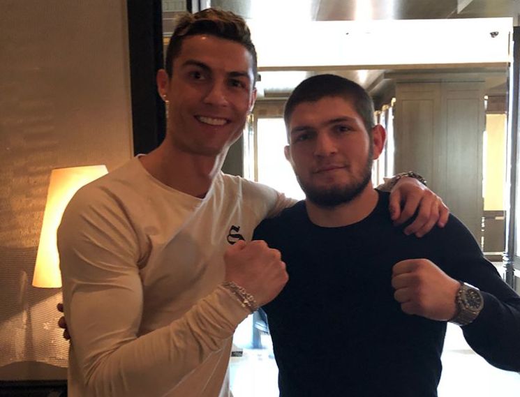 c罗是ufc拳迷曾与嘴炮康纳一起对练预测好兄弟小鹰必胜平头