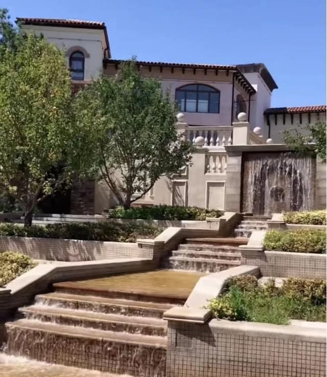 让人拍案叫绝的是房子里面一处神似水帘洞的景色,水波潋滟,水流从上到