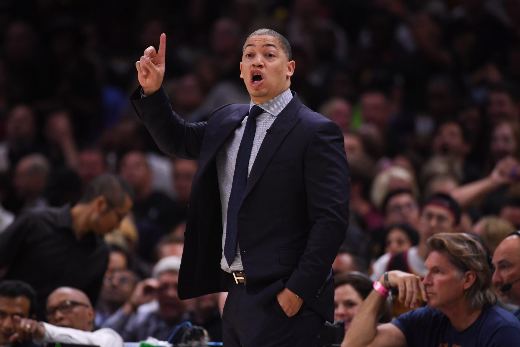 传快船为新帅开出去年湖人拒绝的价码,卢指导挑战"负荷管理"?