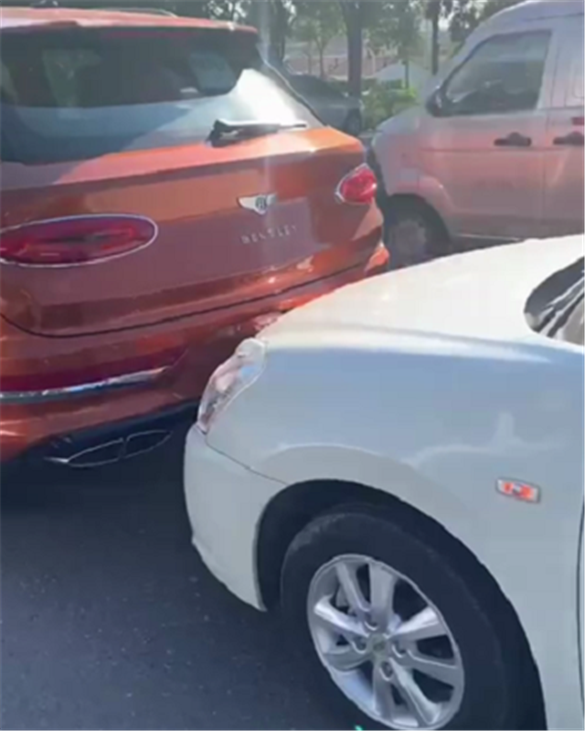 又一起豪车事故!宾利被日产追尾,车身仅掉点漆,补漆就得5位数