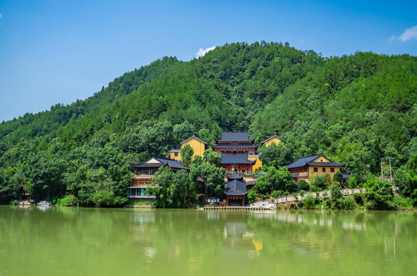 慧云寺是 云和 县最为出名的寺庙,更有 云和 县第一"大佛",第一"大殿"