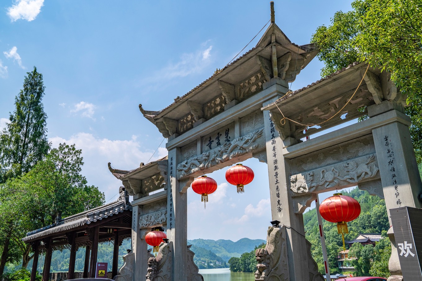 慧云寺是 云和 县最为出名的寺庙,更有 云和 县第一"大佛",第一"大殿"