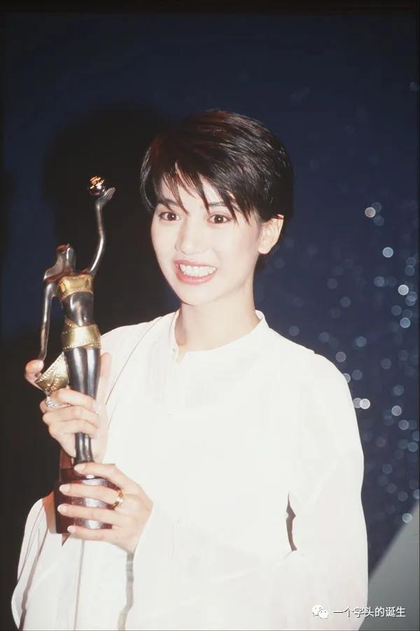 1994年,袁咏仪凭《新不了情》,击败一众劲敌,获得第13届金像奖的最佳