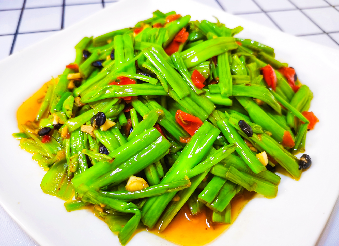 豆豉剁椒炒空心菜梗子最普通的菜最普通的做法却美味依旧