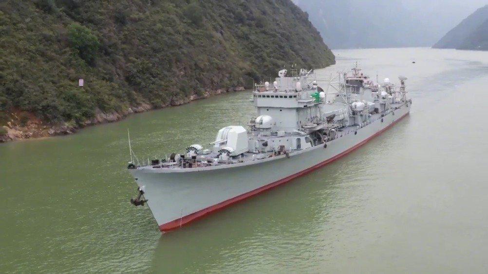 重庆人快来看军舰啦 海军"166舰"已抵达巫山
