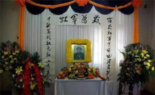 老红军102岁去世,从骨灰中找到27块碎弹片,众人无不落泪