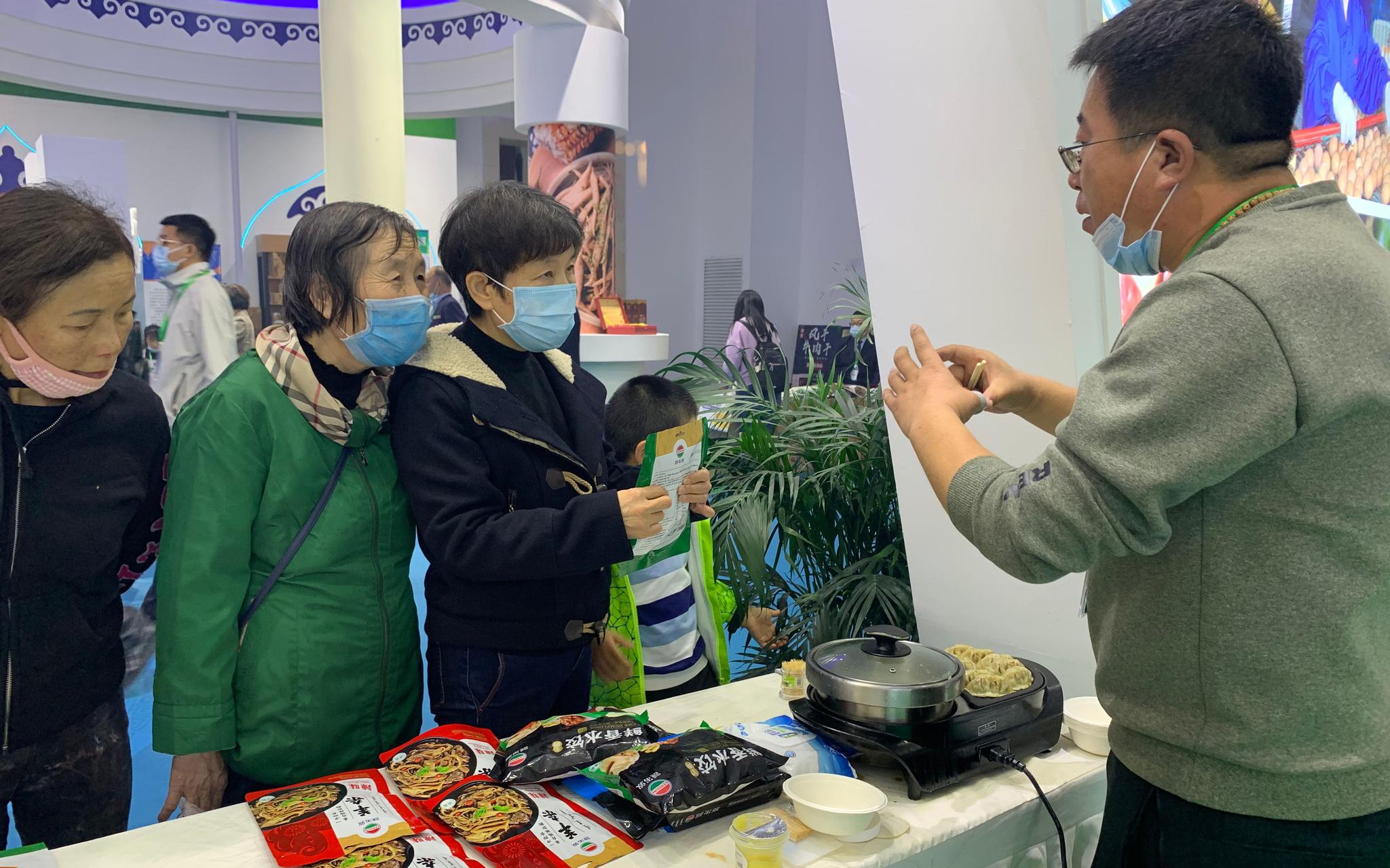 工作人员向参观市民介绍产品。新京报记者 耿子叶 摄