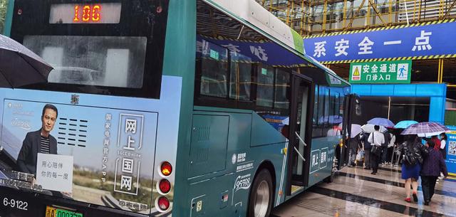 大雨中，杭州男子在路中央拼命往前跑！后面一辆公交车紧跟！早高峰这一幕，惊心动魄...休闲区蓝鸢梦想 - Www.slyday.coM