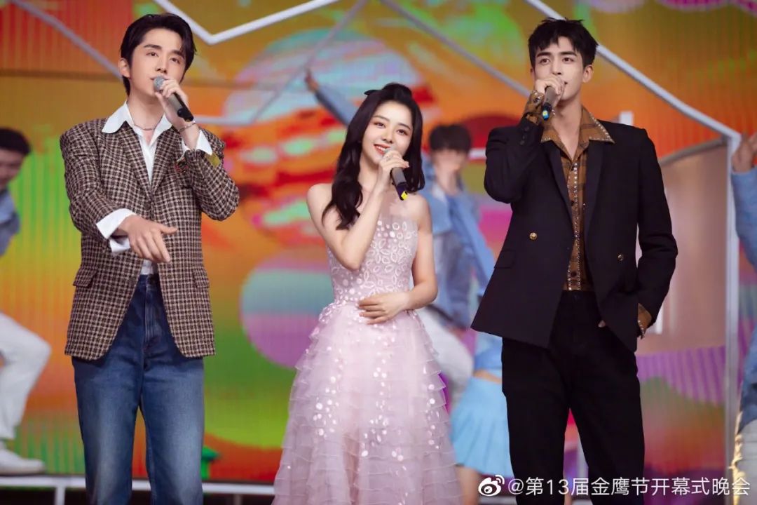 文艺晚会节目看点满满,尤其是把《以家人之名》剧组重聚,谭松韵