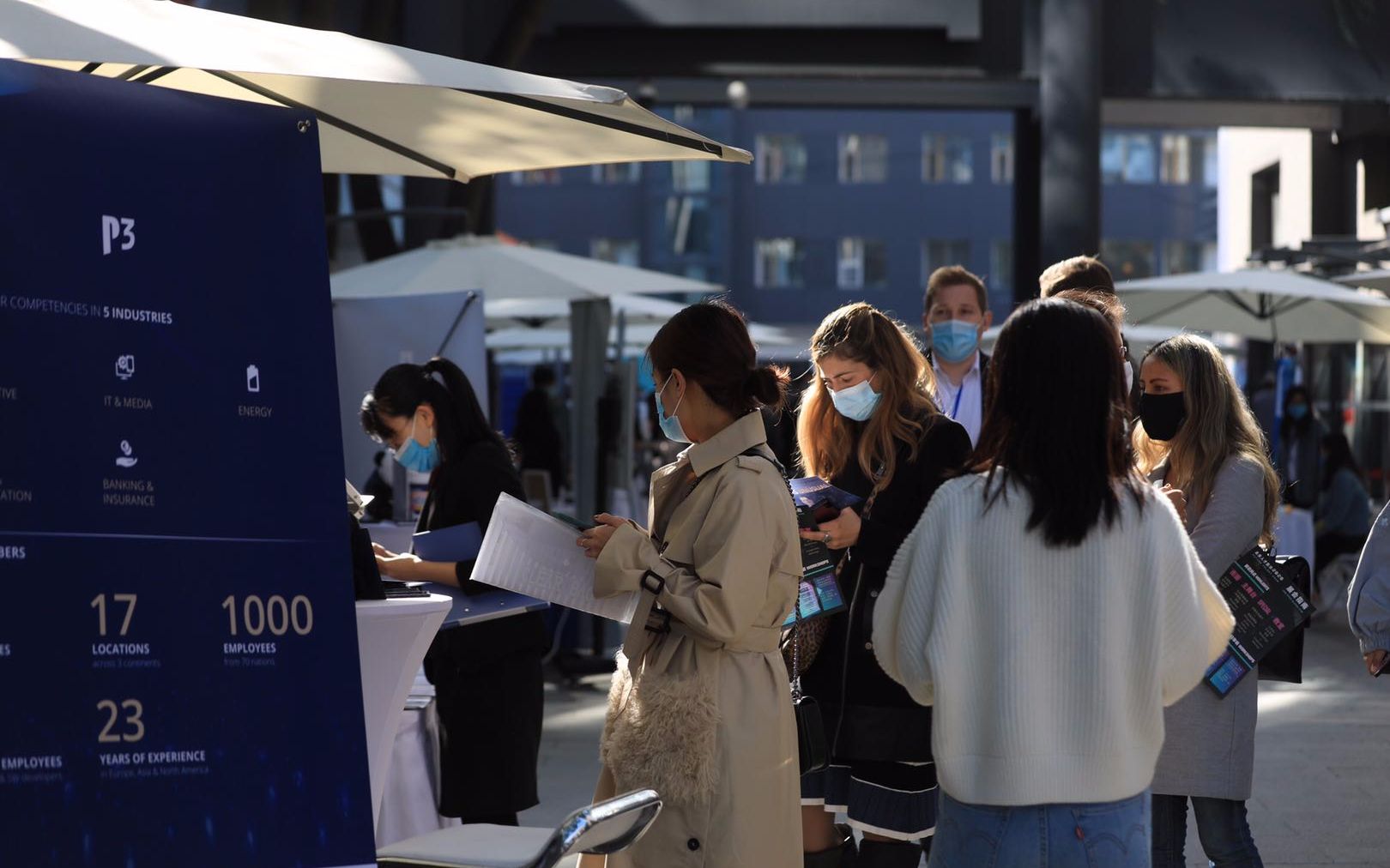 人才集市吸引了很多外国留学生前来应聘。新京报记者 浦峰 摄