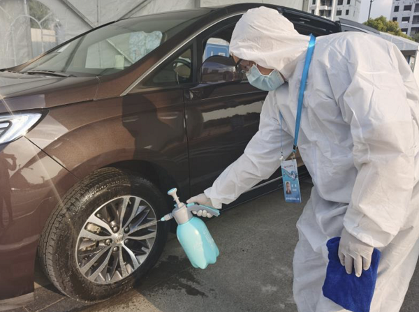 图说:进场车辆进行防疫消毒