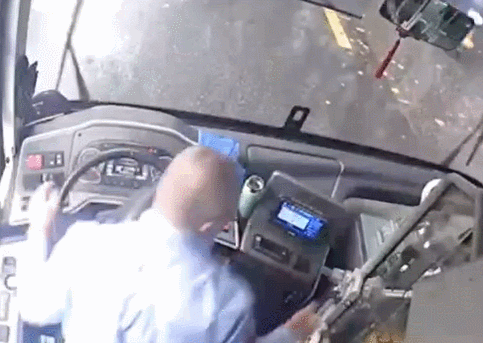 大雨中，杭州男子在路中央拼命往前跑！后面一辆公交车紧跟！早高峰这一幕，惊心动魄...休闲区蓝鸢梦想 - Www.slyday.coM