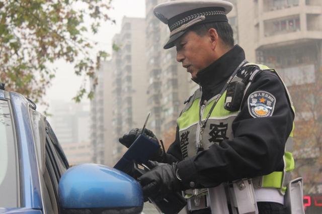 大雨中，杭州男子在路中央拼命往前跑！后面一辆公交车紧跟！早高峰这一幕，惊心动魄...休闲区蓝鸢梦想 - Www.slyday.coM