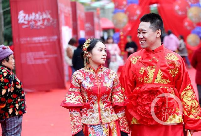 水上集体婚礼 战"疫"情侣结良缘|新冠肺炎_新浪新闻