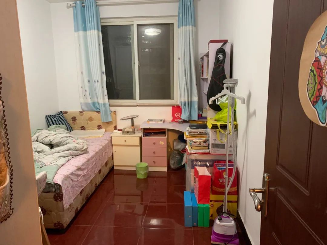 去年，申某立与妻子离婚，这是申某立的卧室，图/新京报记者 张胜坡 摄