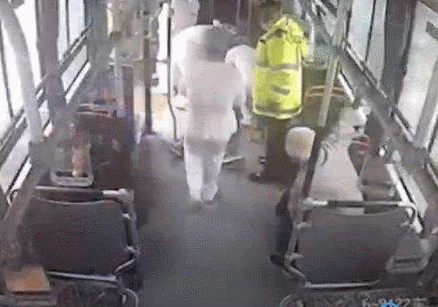 大雨中，杭州男子在路中央拼命往前跑！后面一辆公交车紧跟！早高峰这一幕，惊心动魄...休闲区蓝鸢梦想 - Www.slyday.coM