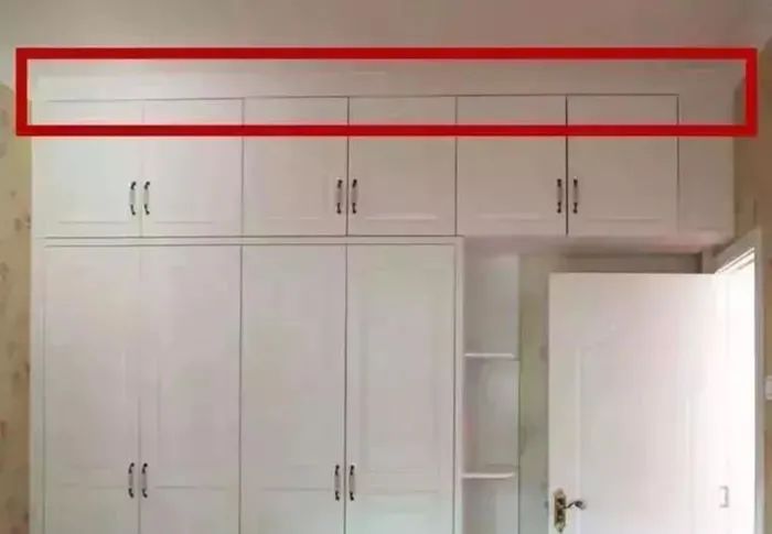 采用吊顶如果装修选择吊顶的,可以将衣柜安装在吊顶的下方,然后将石膏